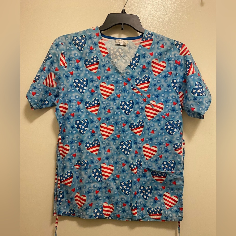White Swan Womens Patriotic Scrub Scrubs Top Shirt S 40” US Flag Hearts On Blue